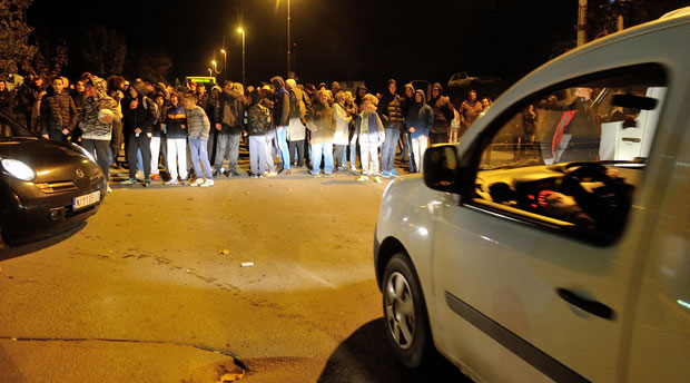 Блокирали улицу због лошег превоза!  (ВИДЕО/ФОТО)